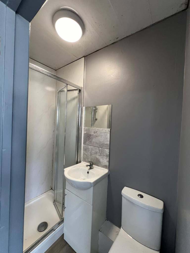 Ensuite Studio Room in London, Feltham TW13 7BJ Near Heathrow Airport