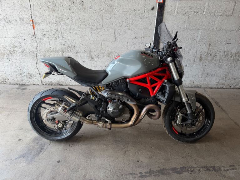 DUCATI MONSTER 821 V TWIN (2015) low 18000 miles year mot sports bike.