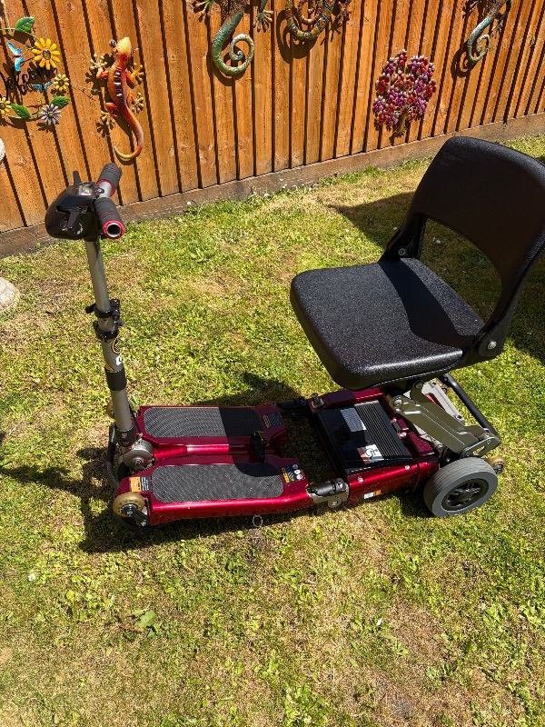 Folding mobility scooter