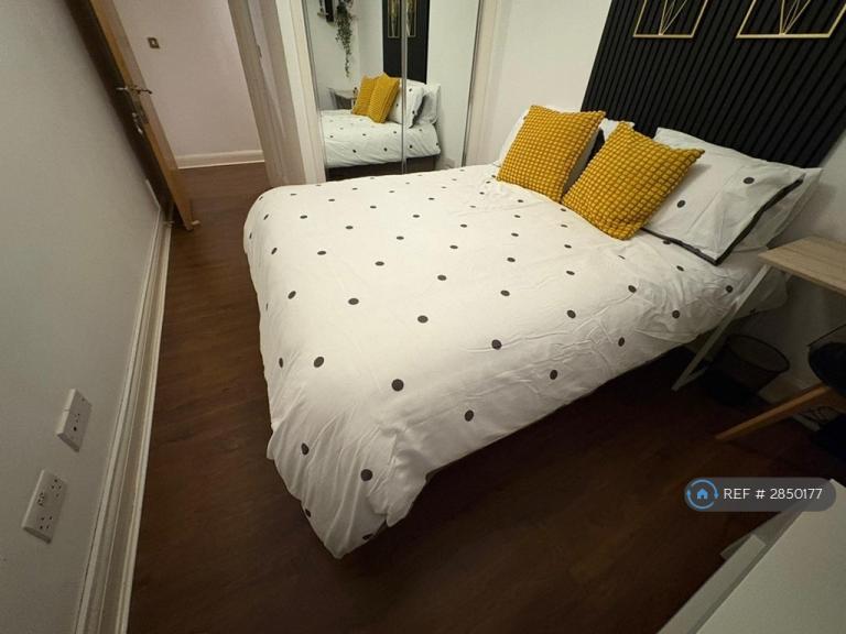 1 bedroom in Campbell Road, London, E3 (#2850177)