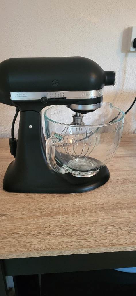 KitchenAid Artisan Mixer 4.8L Black With Glass Bowl and three attachments used once 