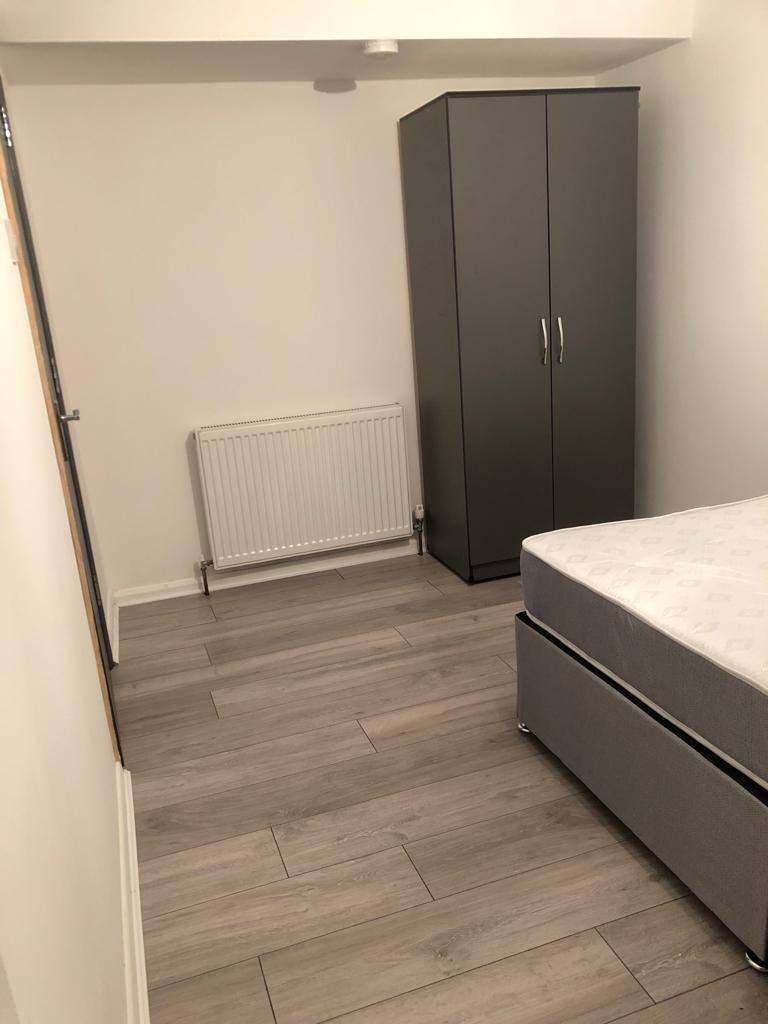 Room to Let in A nice Clean House - SS14 1QA, Basildon.
