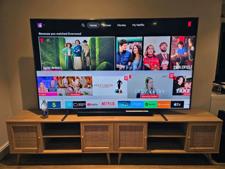 MUST SELL - Samsung Series 8 82" RU8000 4K UHD TV - Excellent Condition, Collection only