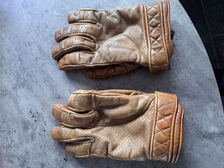 Cruiser style motorcycle gloves