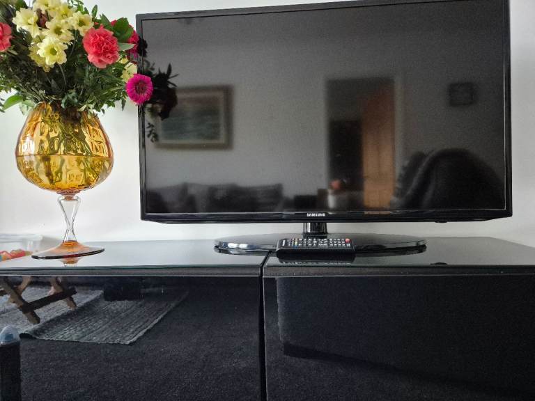 40" Samsung HD TV with stand