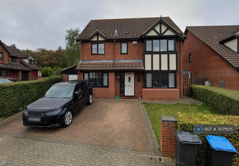 5 bedroom house in Paxton Crescent, Shenley Lodge, Milton Keynes, MK5 (5 bed) (#3071505)