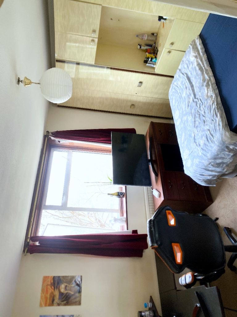Large Double Room In Shared House 