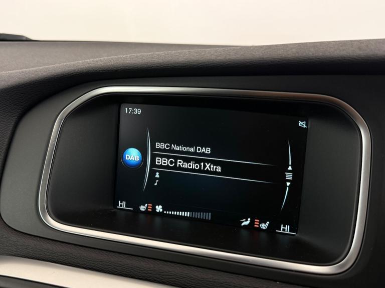 2016 Volvo V40 D2 [120] Momentum Nav Plus 5dr Geartronic HATCHBACK DIESEL Automatic