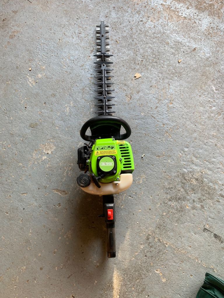 Petrol hedge trimmer