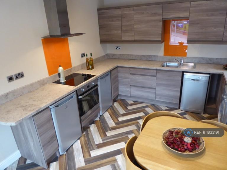 1 bedroom flat in Lister House, Bradford, BD9 (1 bed) (#1833191)