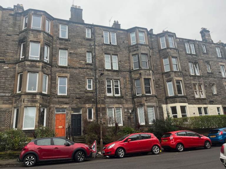 Meadowbank Crescent - 2 Bedroom 2nd floor flat - next to Arthur's Seat & Holyrood Park