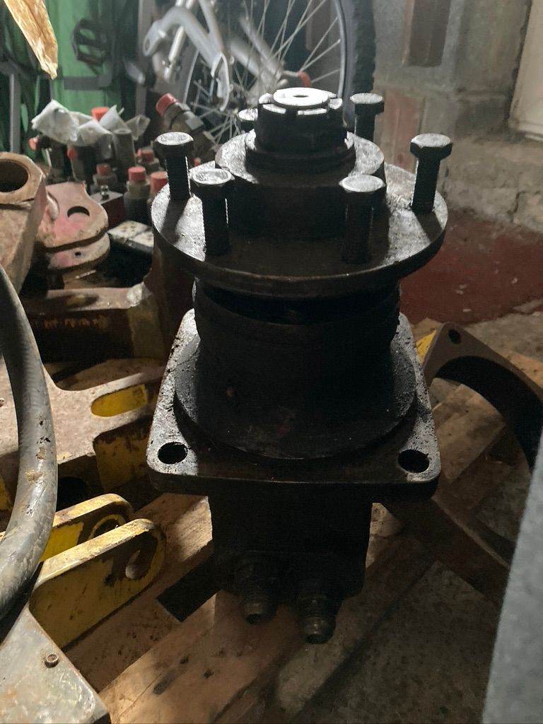 Hydraulic pump/motor (£100 each)