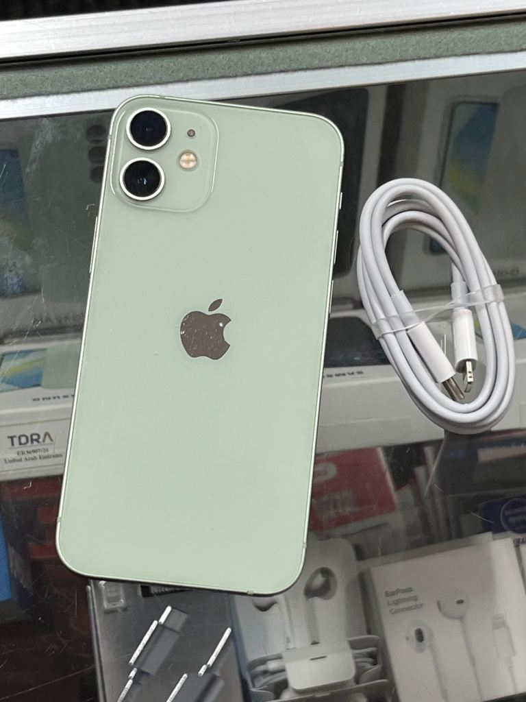 iPhone 12 mini 64GB unlocked very good condition 100% battery 