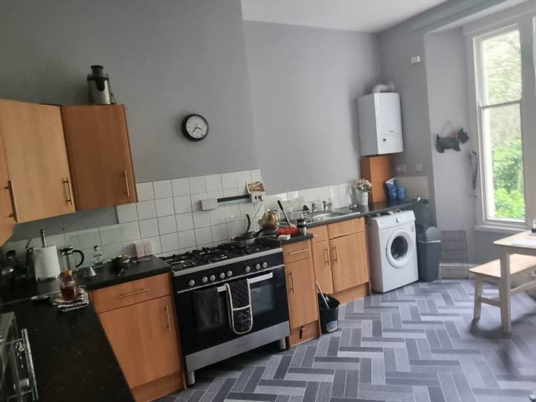 Large bedroom in a 3 bedroom flat. Bills included.