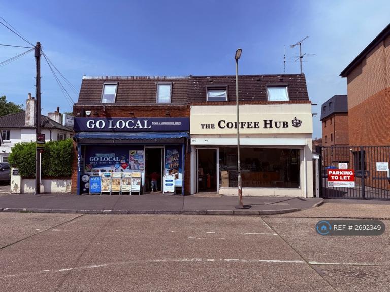 1 bedroom flat in Station Approach, Staines-Upon-Thames, TW18 (1 bed) (#2692349)