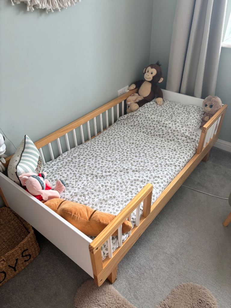 Toddler Bed with White and Wood Frame – Good Condition
