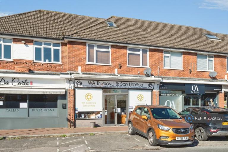 2 bedroom flat in The St, Leatherhead, KT22 (2 bed) (#2829323)