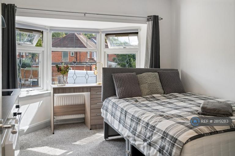 7 bedroom house in Cole Bank Road, Hall Green, Birmingham, B28 (7 bed) (#2819283)