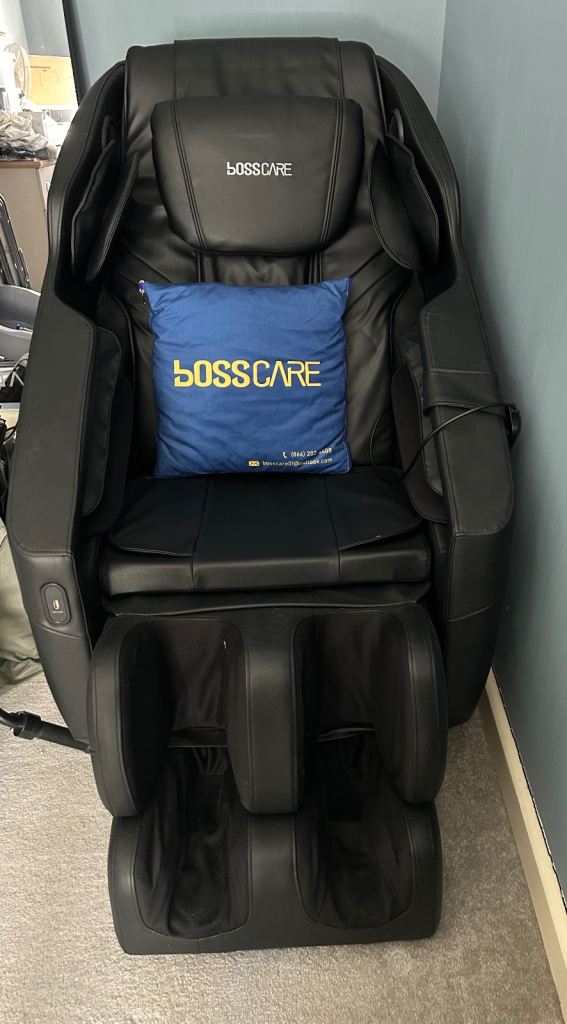 Living and Home Zero Gravity Full Body Massage Chair – Barely Used – Black