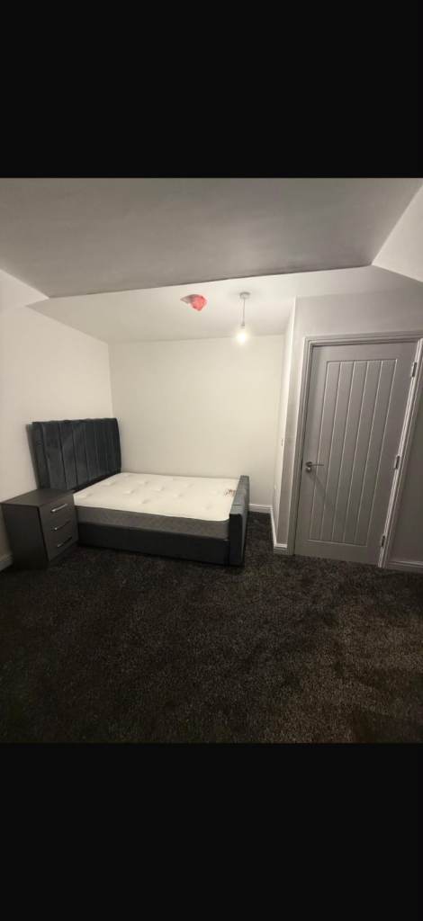 Modern Off-Suite Room in Refurbished Oldham House Share – £550 PCM, Bills Included
