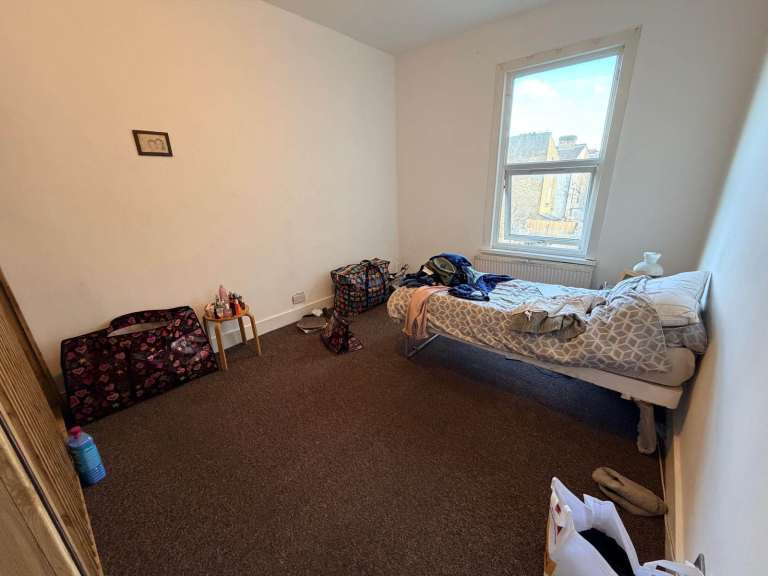 Good size 2 double bedrooms first floor flat near Seven sisters and Harringay Stations