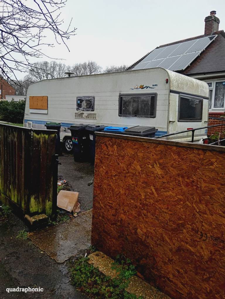 Caravan dry with toilet and cooker separate bedroom