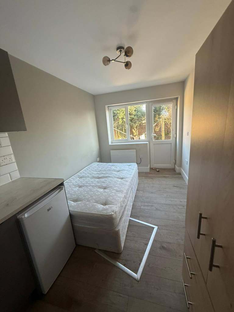 Ground floor studio in Ashford with Garden - NO DEPOSIT REQUIRED