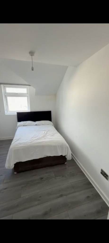 Single room available in liverpool
