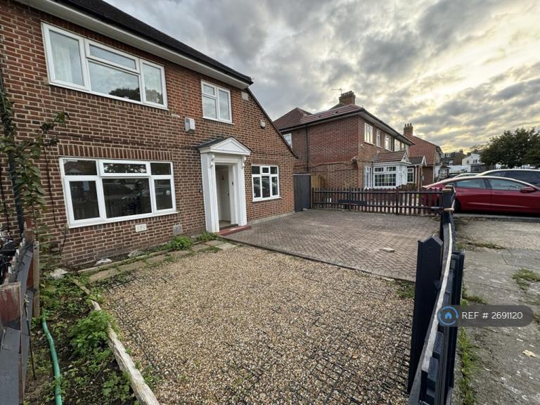 5 bedroom house in Great West Road, Hounslow, TW5 (5 bed) (#2691120)