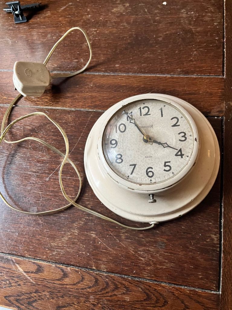Vintage Ingraham Electric Wall Clock – Beige, Fair Condition