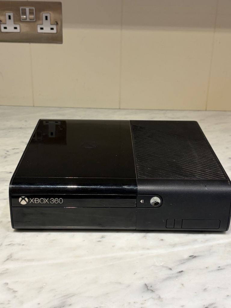 Xbox 360 & games 2 controllers 