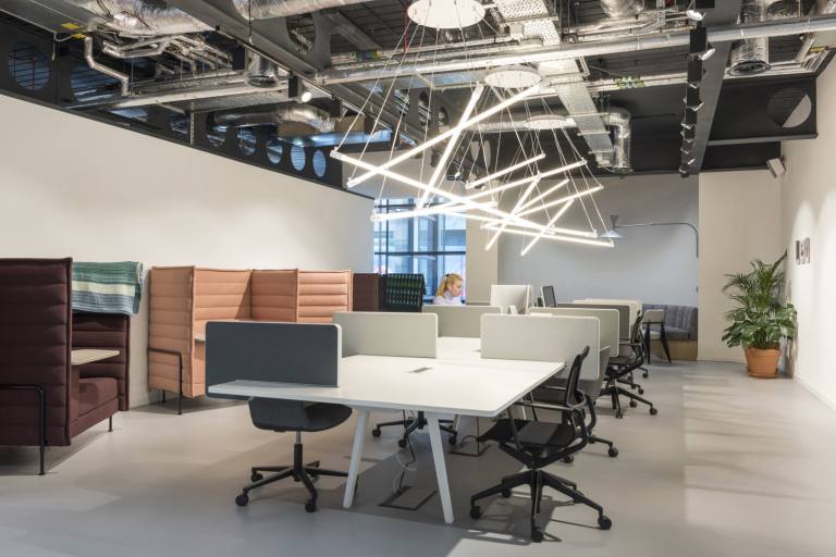 Edinburgh - EH3 9QA \ Shared Office Space with Desks Available Now