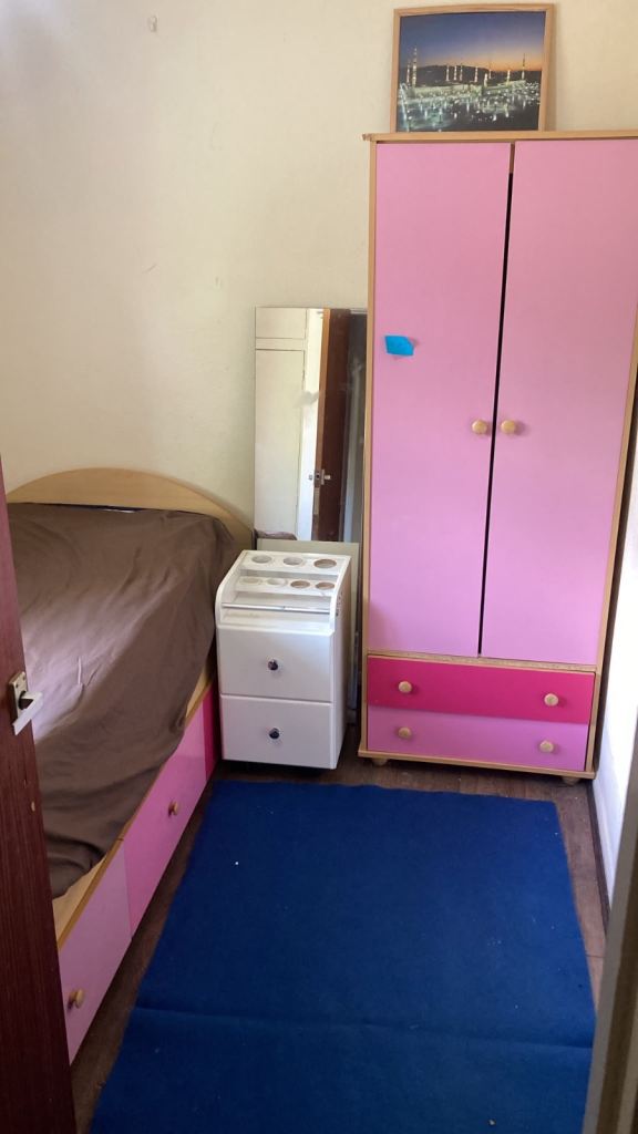 Single room in an asian household in New Addington. Inclusive of all bills £400pcm. CR0 0PN.