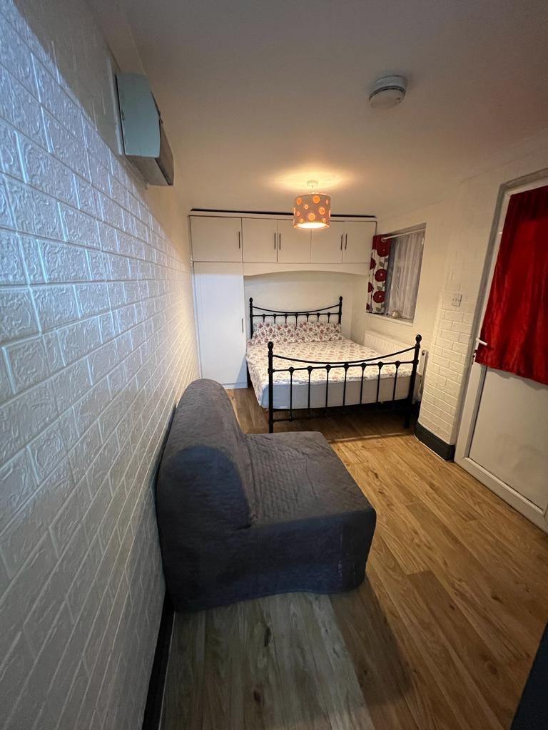 STUDIO FLAT IN HAYES 