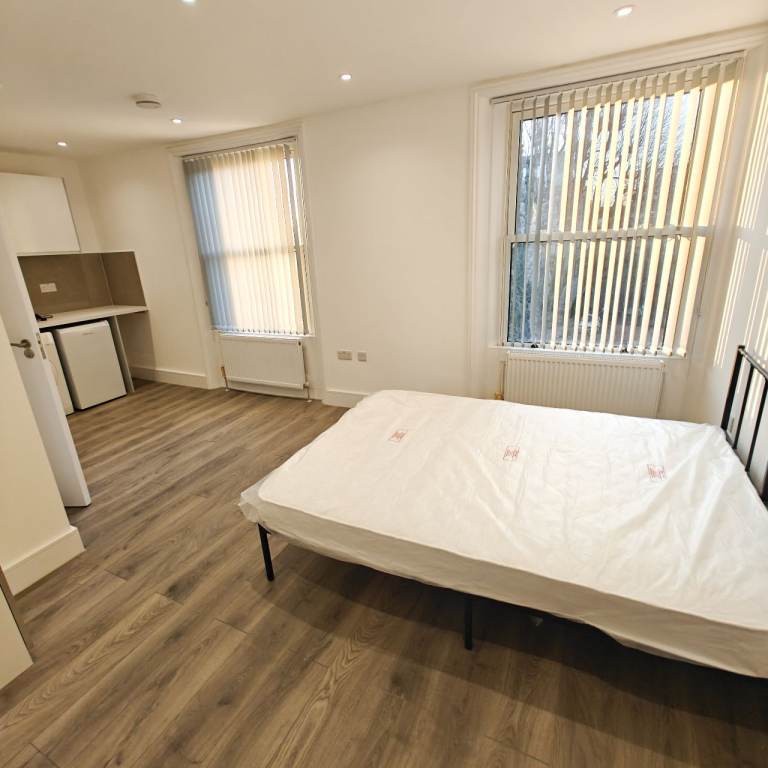 ** BRAND NEW STUDIO - ALL BILLS INCLUDED** Modern cosy studio apartment off Ealing Broadway