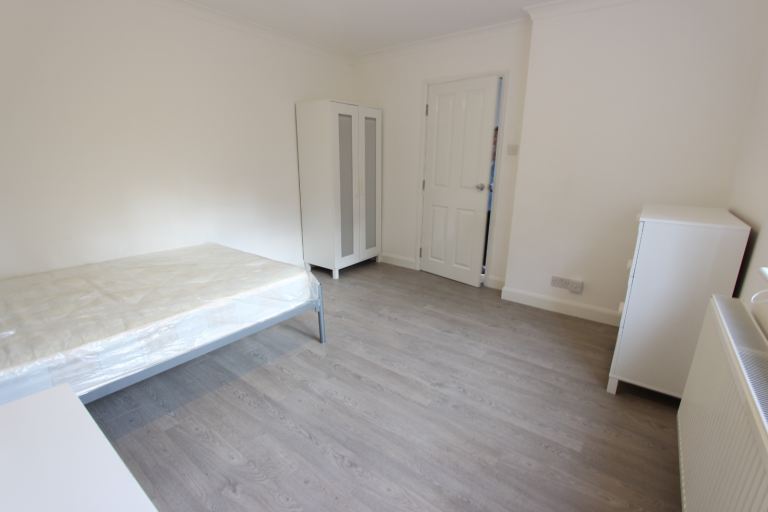 DOUBLE ROOM AL10 Hatfield. AVAILABLE mid APRIL. ASDA, HERTS UNI GALLERIA WELWYN