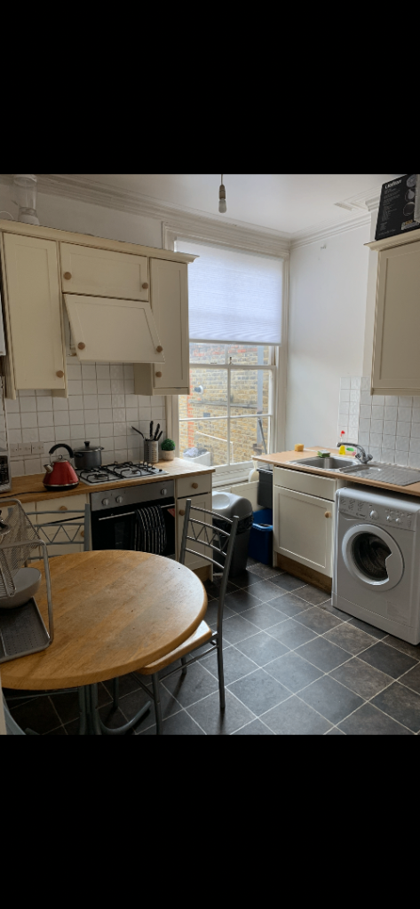 Large double room to let