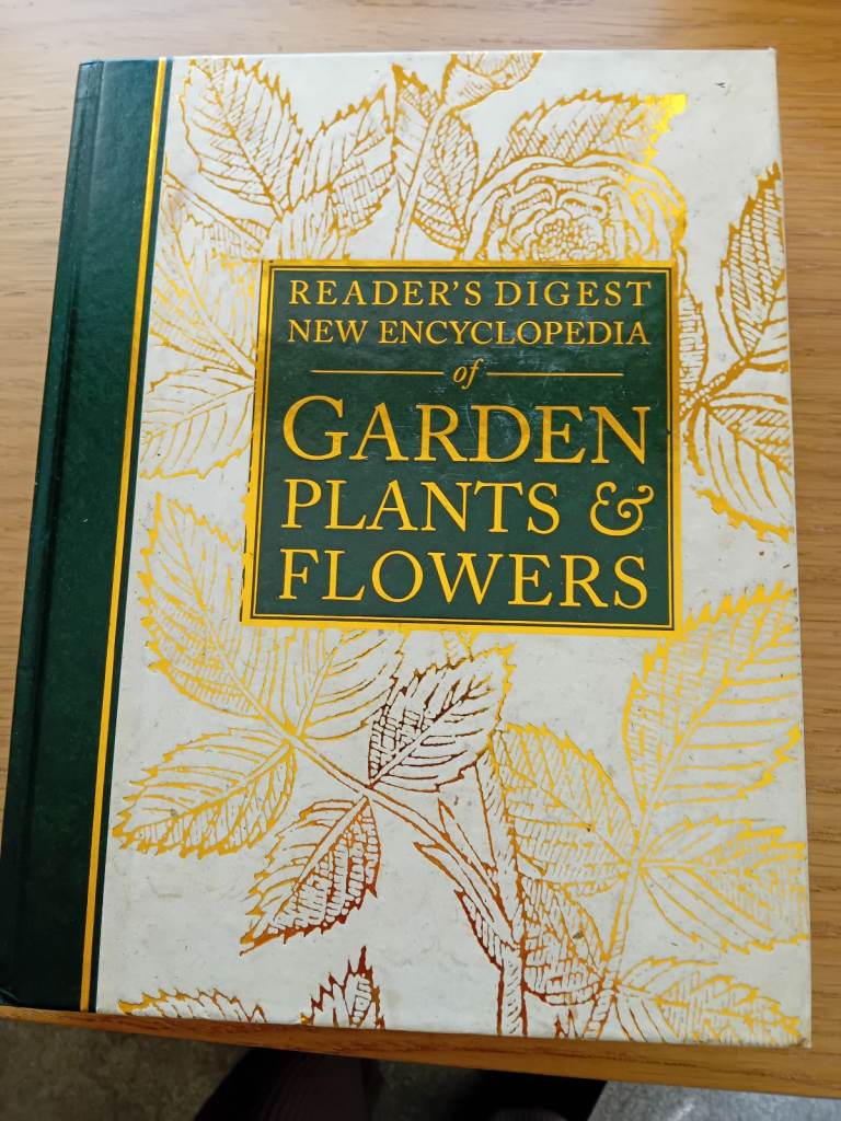 Readers Digest New encyclopedia of garden plants and flowers 