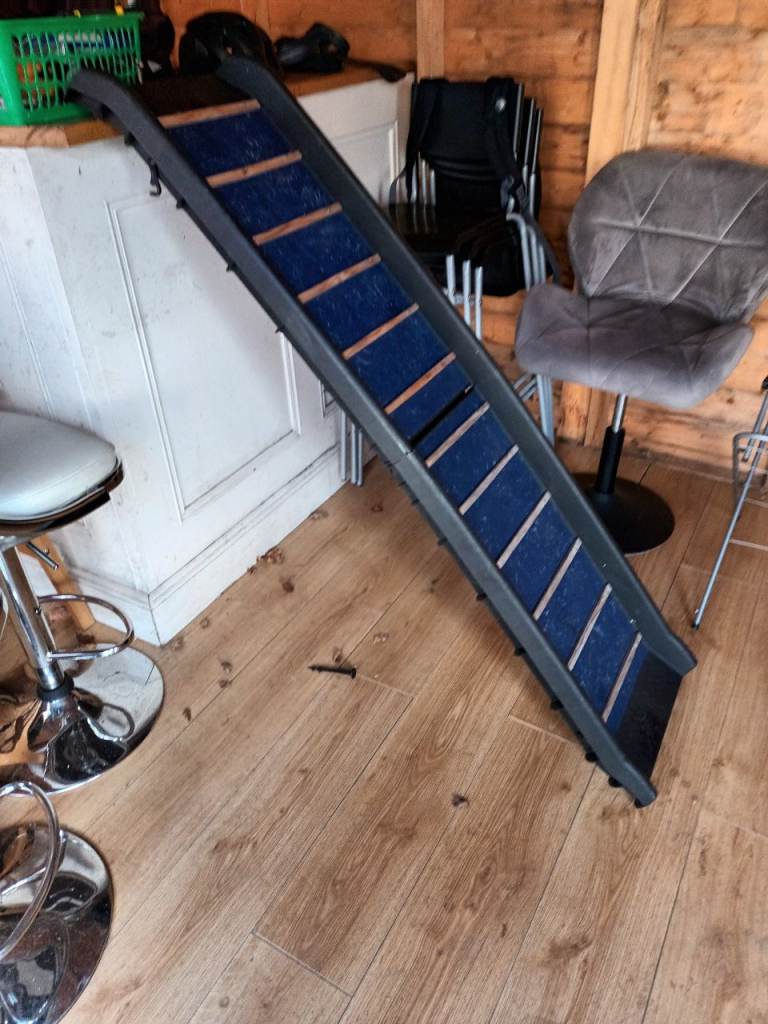 Foldable dog ramp
