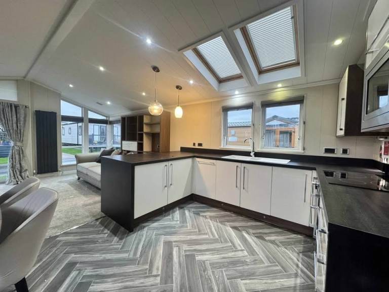 LODGE FOR SALE WITH SEA VIEW - NEAR GREAT YARMOUTH AND LOWESTOFT