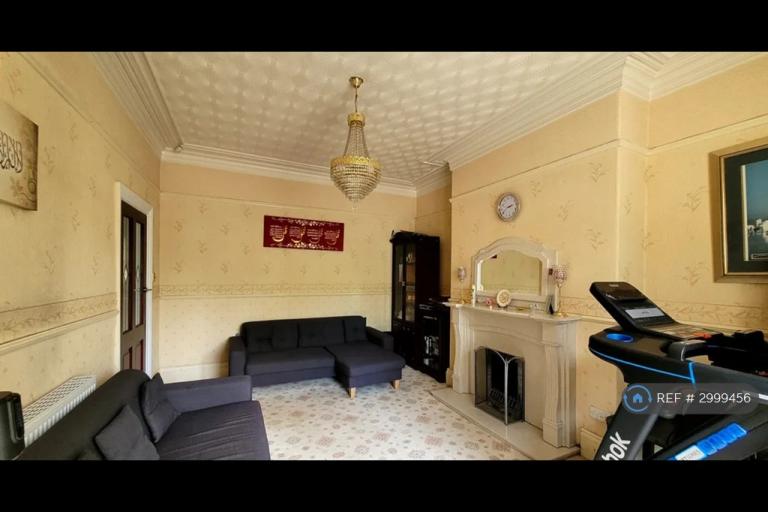 5 bedroom house in Cecil Avenue, Bradford, BD7 (5 bed) (#2999456)
