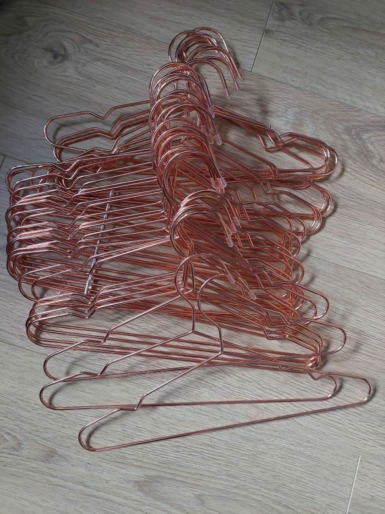 36 metal hangers for children's clothes