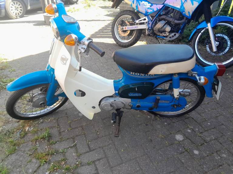 Honda Cub 50,  2 x Honda Caren