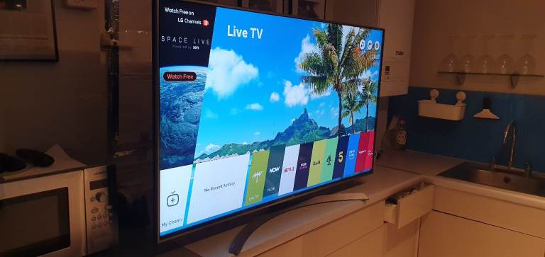 LG 55UJ750V 55 INCH 4K SMART TV ( HAS A THIN LINE DOWN THE SCREEN HENCE THE PRICE !