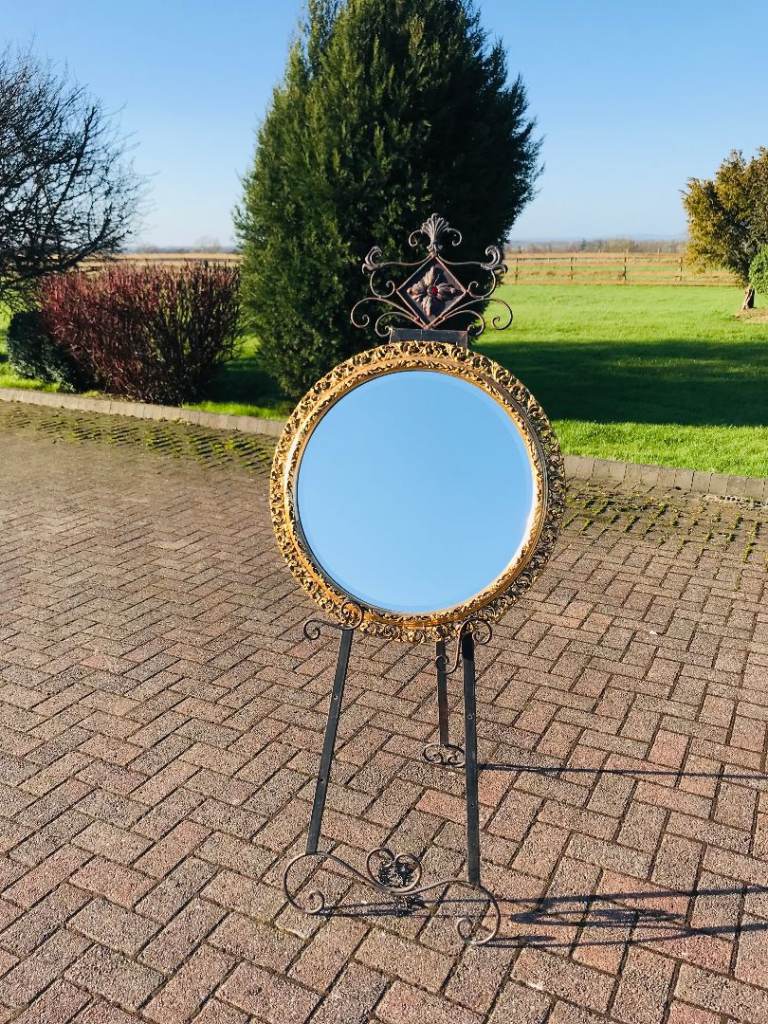 Vintage Round Gilt Wall Mirror – Ornate Carved Frame