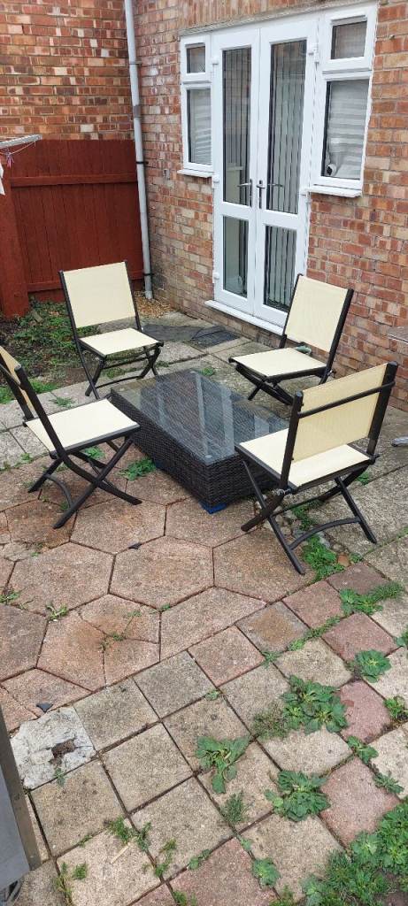 Garden Patio Furniture Set: 4 Folding Chairs & Glass Top Table