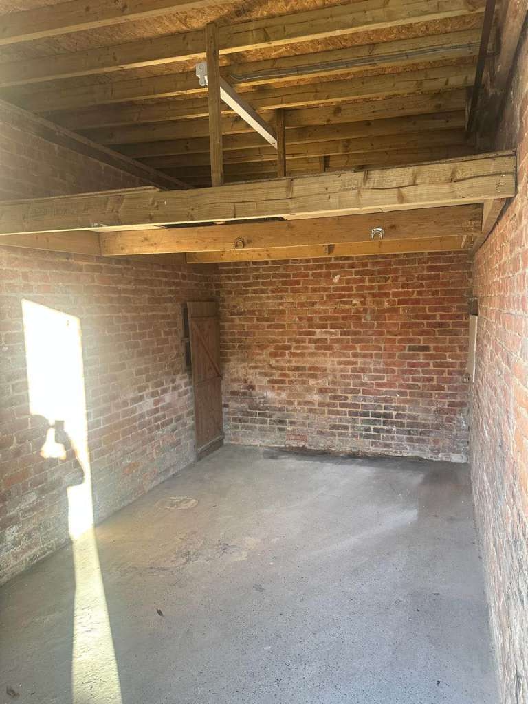 Single Secure Garage to rent in West Hove