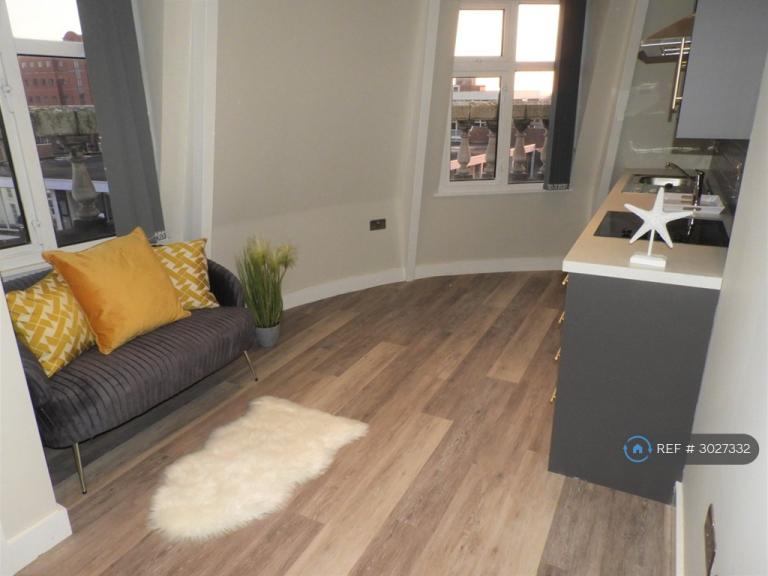 1 bedroom flat in Silver St, Doncaster, DN1 (1 bed) (#3027332)