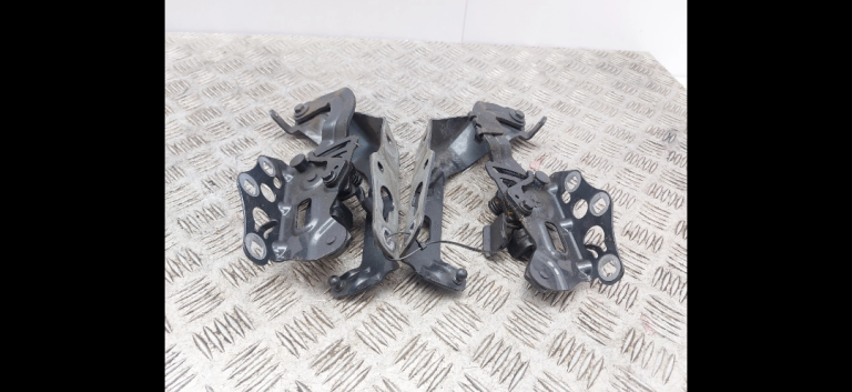 Mercedes c class w205 bonnet hinges