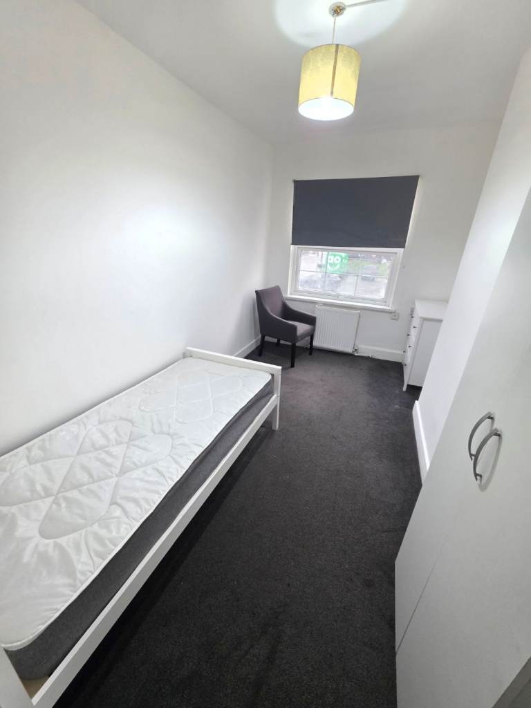 Large single room. £750 All bills included. Walking distance to train station. 